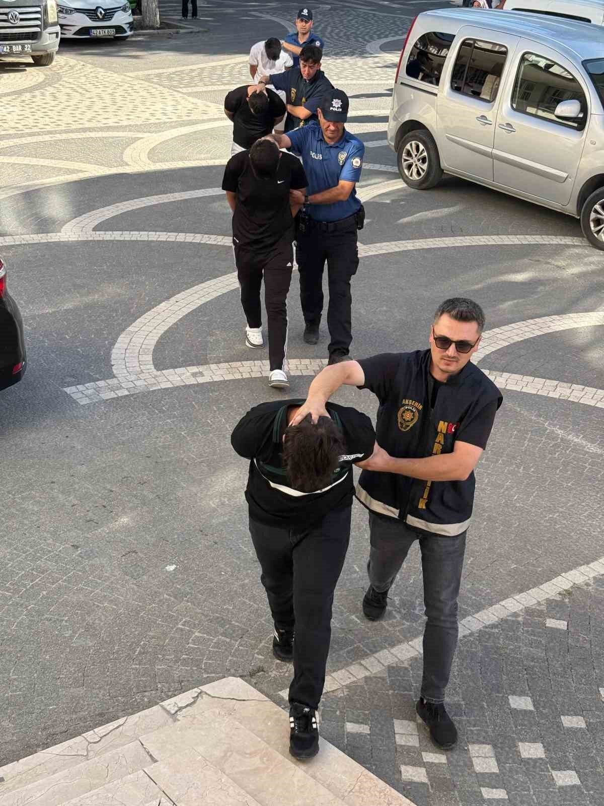 Konya’nın Akşehir ilçesinde polisin düzenlediği uyuşturucu operasyonunda gözaltına alına 5