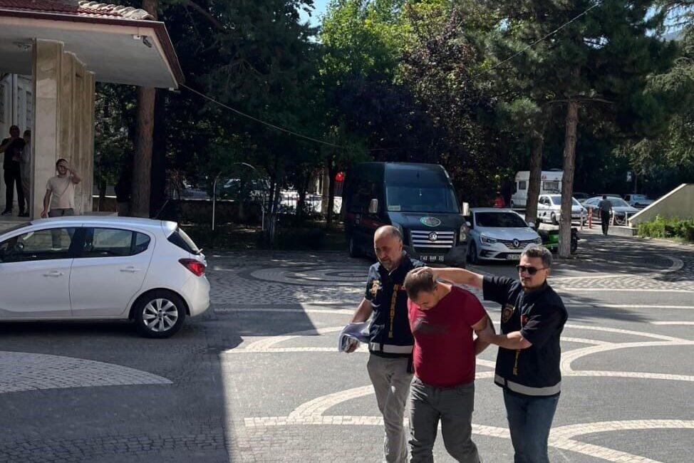 Konya’nın Akşehir ilçesinde düzenlenen uyuşturucu operasyonunda 2 şüpheli gözaltına alındı,