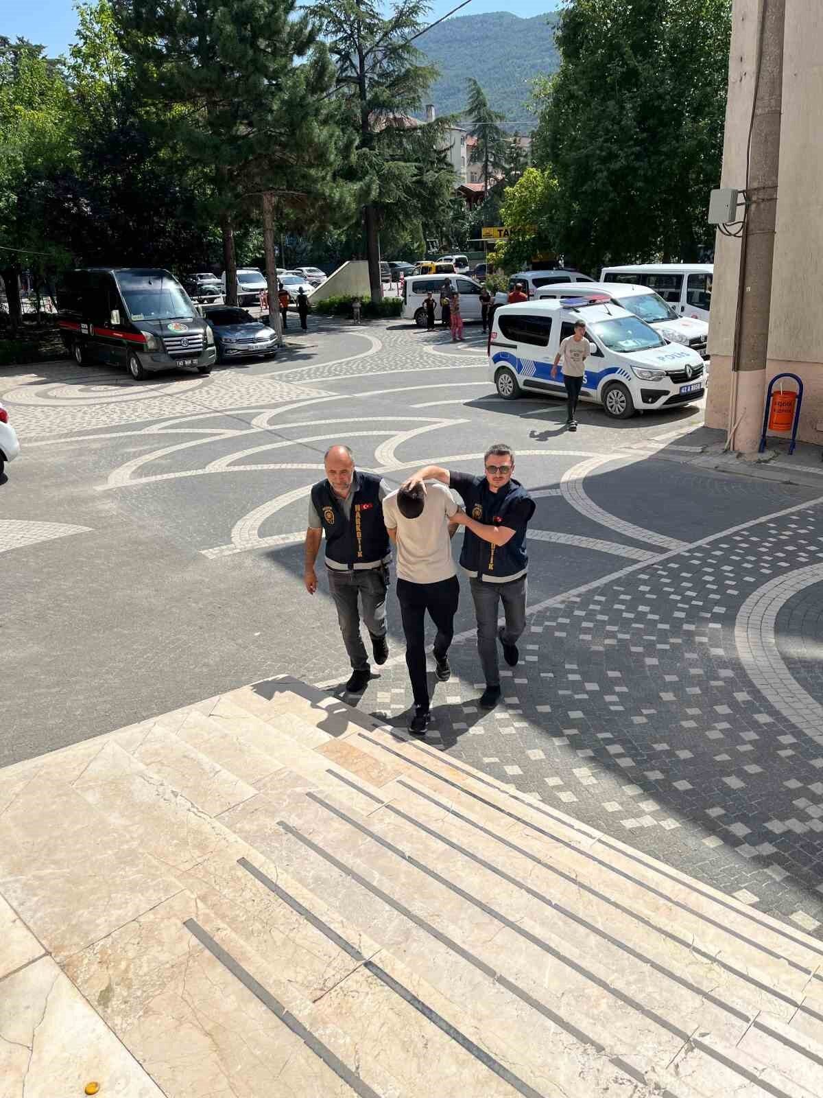 Konya’nın Akşehir ilçesinde polis tarafından yapılan operasyonda 3 şahıs gözaltına