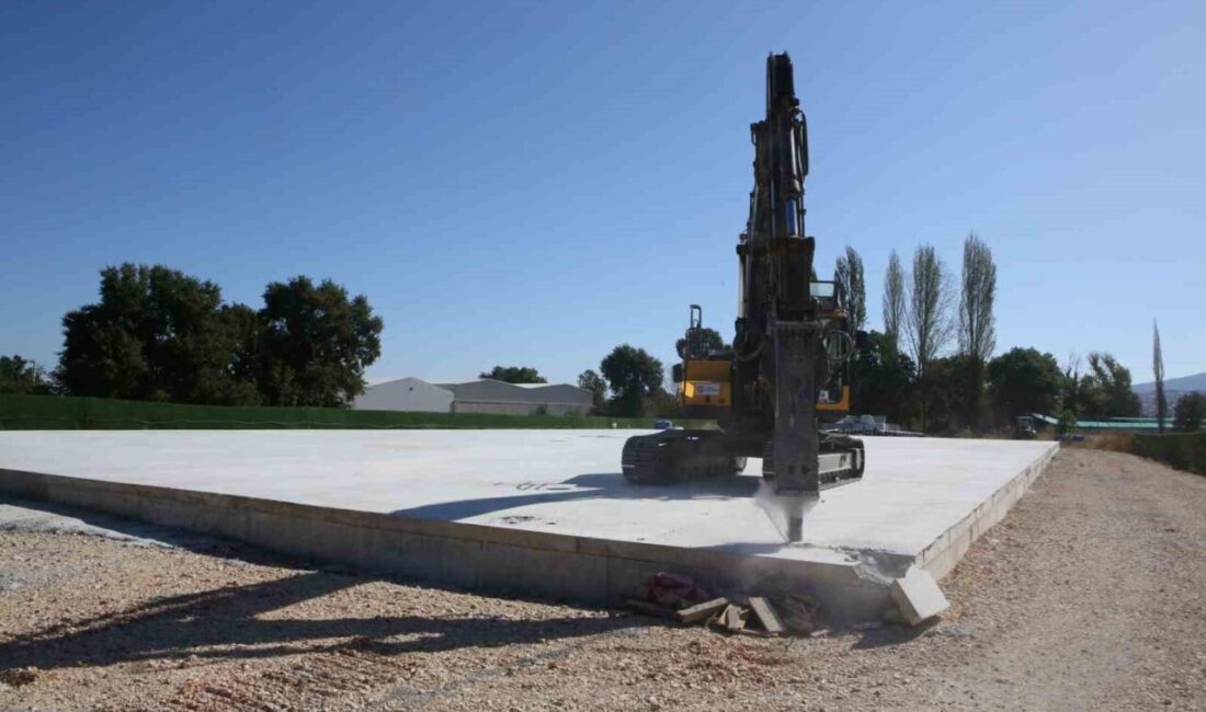 Nilüfer Belediyesi yıkım ekipleri, Alaaddinbey Mahallesi’nde biri 2 bin 500