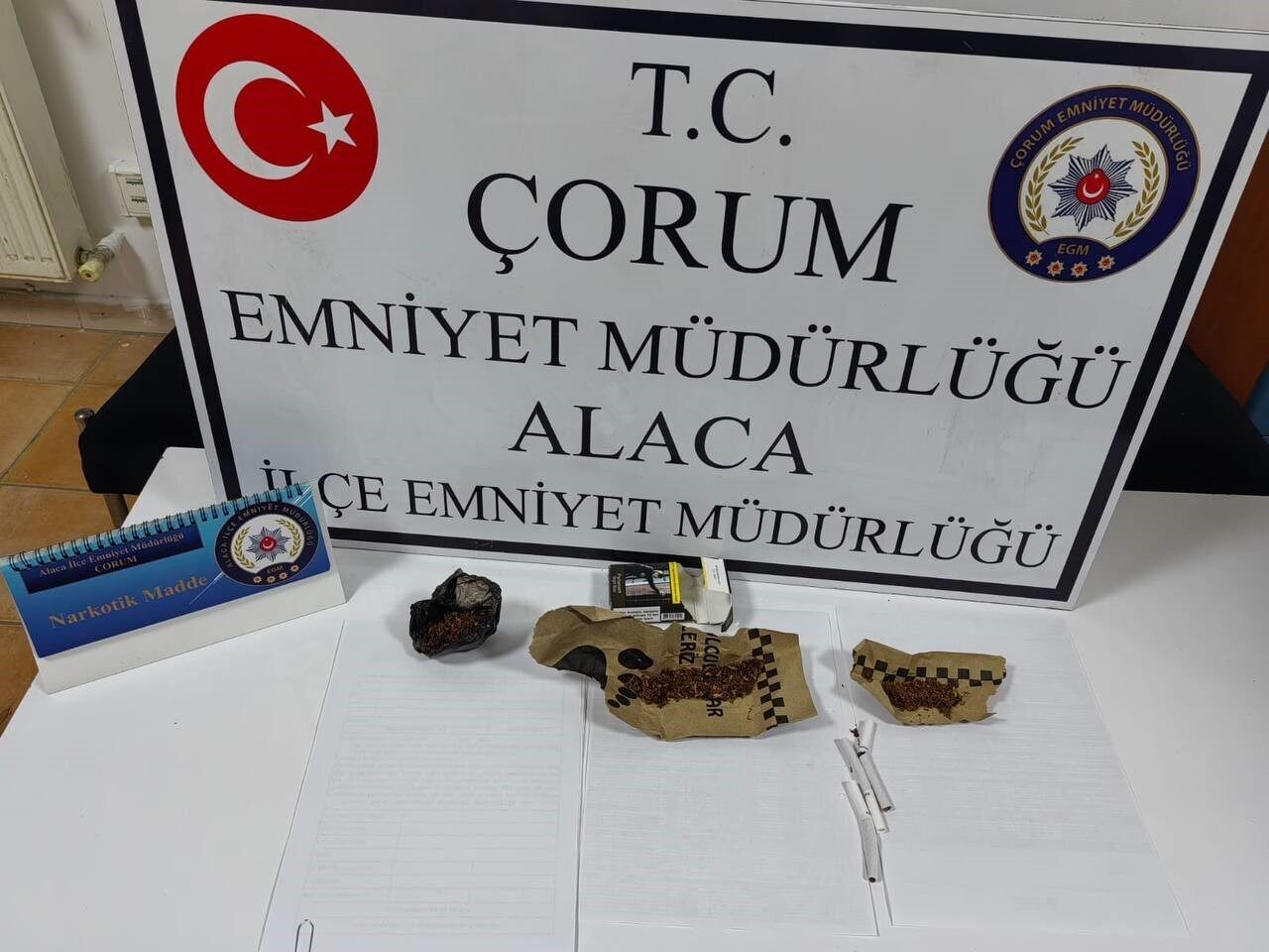 Çorum’un Alaca ilçesinde polis ekipleri tarafından düzenlenen uyuşturucu operasyonunda gözaltına