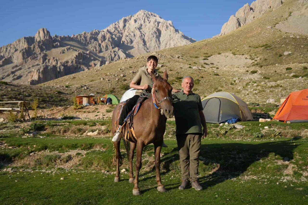 NİĞDE (İHA) – Aladağlar’ın sakinleri atlarıyla dağcılara yol göstererek Anadolu’nun
