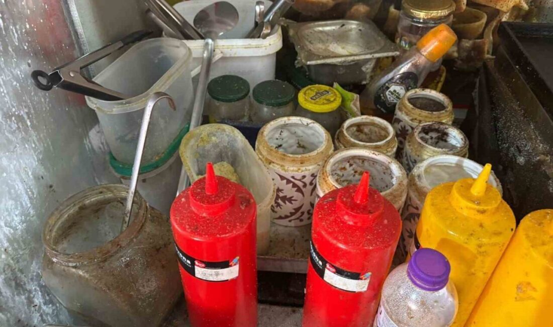 Alanya Belediyesi Zabıta Müdürlüğü ekipleri tarafından bir restoranda yapılan hijyen