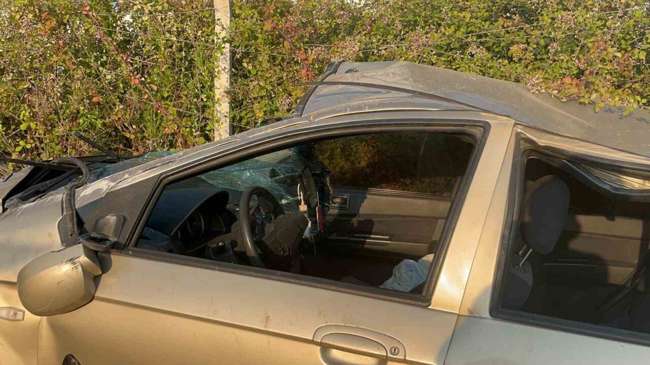 Antalya’nın Alanya ilçesinde sürücüsünün direksiyon hakimiyetini kaybettiği otomobil, yaklaşık 10