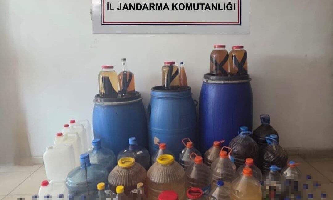Antalya’nın Alanya ilçesinde jandarmanın düzenlediği operasyonda çok sayıda sahte içki