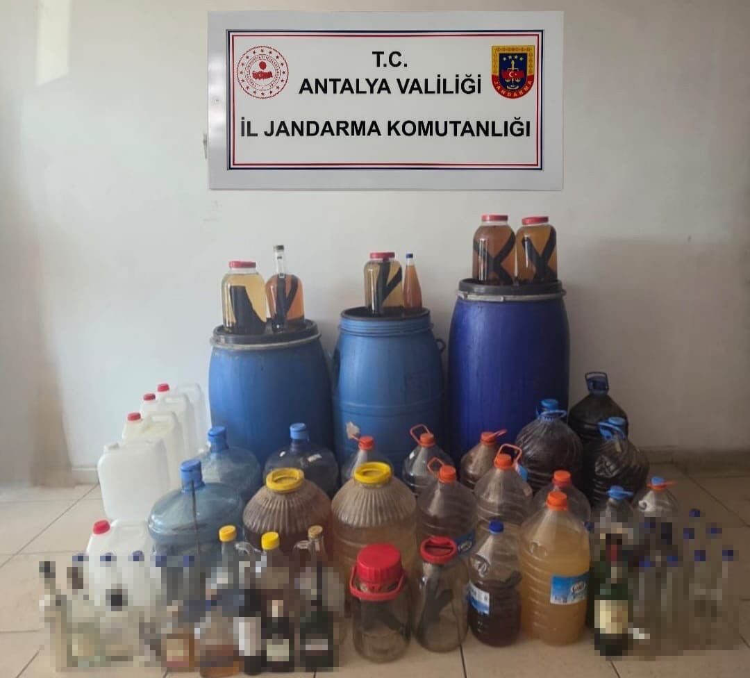Antalya’nın Alanya ilçesinde jandarmanın düzenlediği operasyonda çok sayıda sahte içki