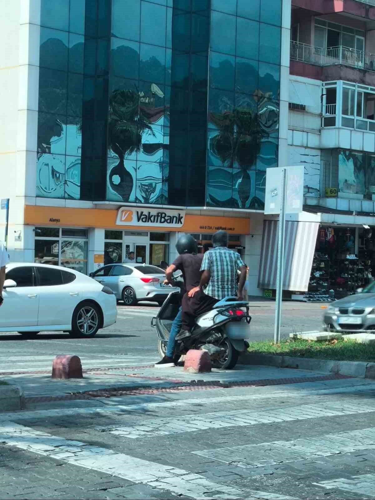Antalya’nın Alanya ilçesinde, polis ekipleri tarafından yaya yolları ve kaldırımları