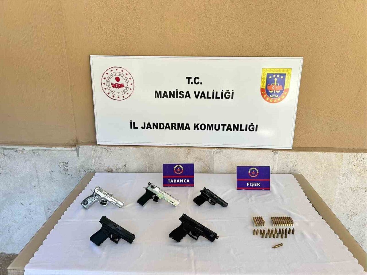 Manisa İl Jandarma Komutanlığı ekiplerince Alaşehir’de düzenlenen operasyonda 5 adet