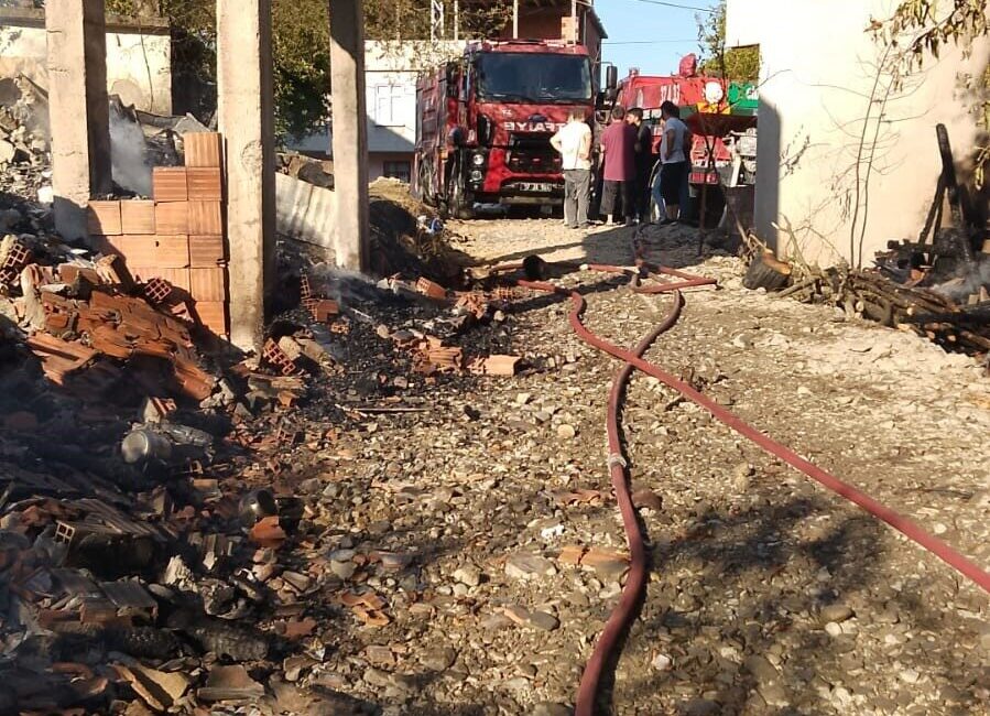 Kastamonu’nun Cide ilçesinde alevlere teslim olan iki katlı ahşap ev