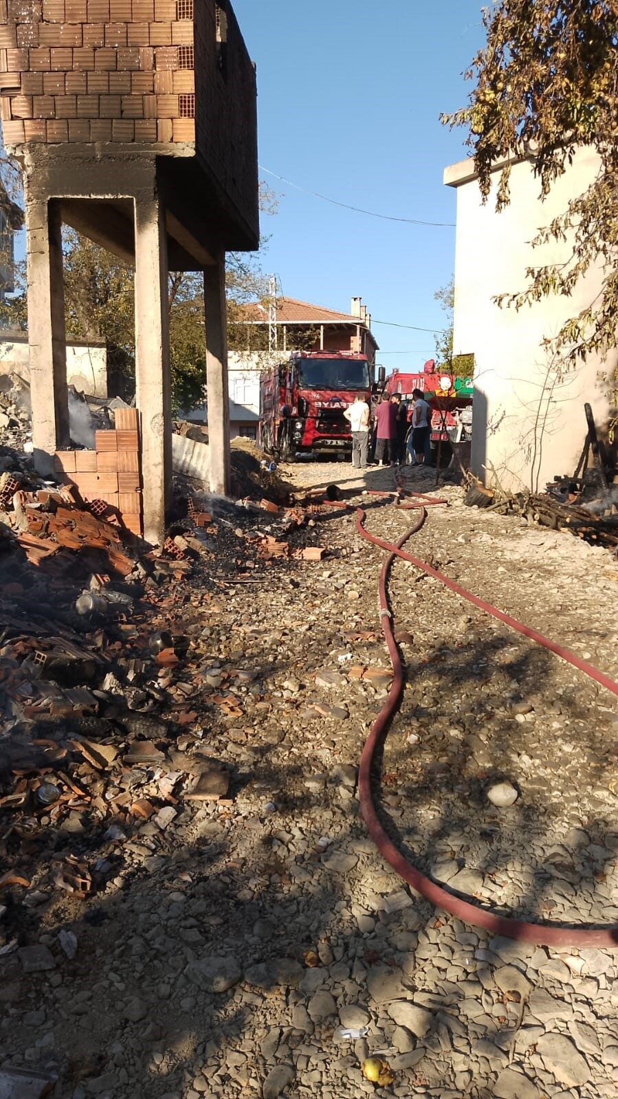 Kastamonu’nun Cide ilçesinde alevlere teslim olan iki katlı ahşap ev