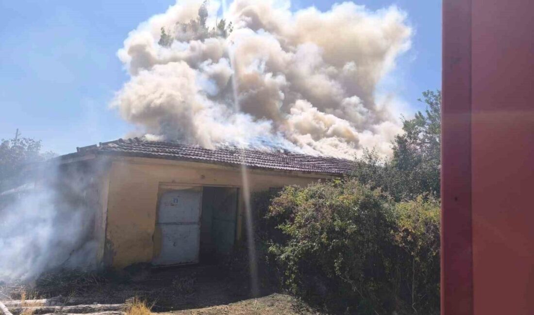 Çorum’un Sungurlu ilçesinde tarlada çıkan yangının sıçradığı bina kullanılmaz hale
