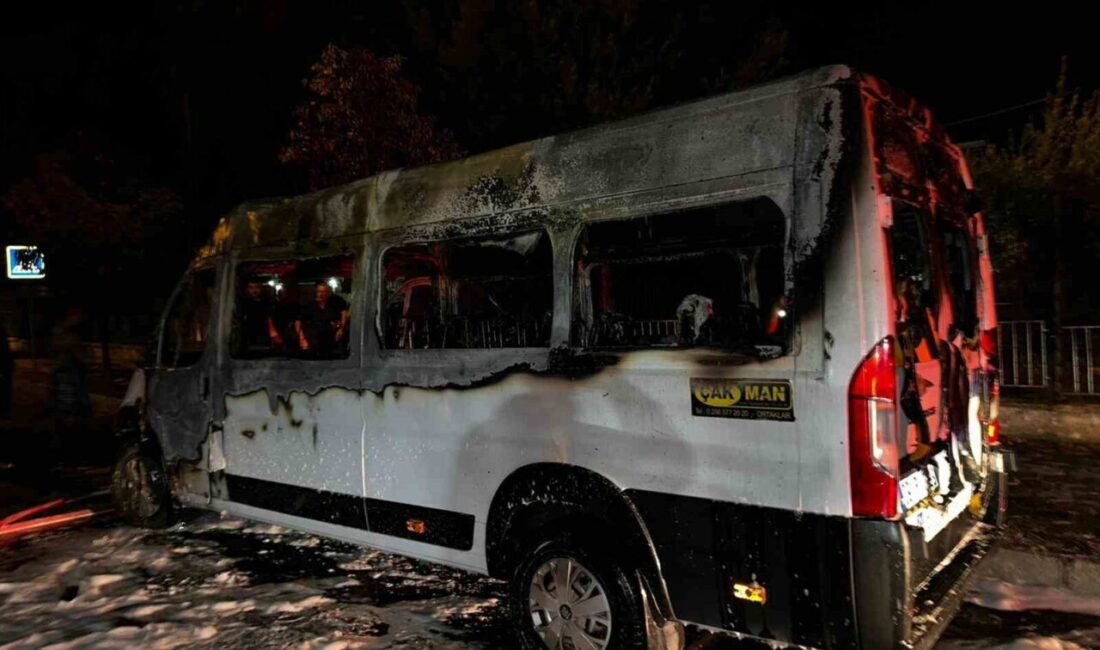 Aydın’ın Efeler ilçesinde bir okul taşıtında çıkan yangında demir yığınına