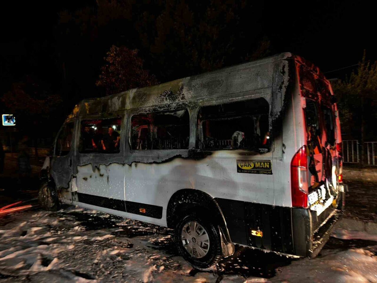 Aydın’ın Efeler ilçesinde bir okul taşıtında çıkan yangında demir yığınına