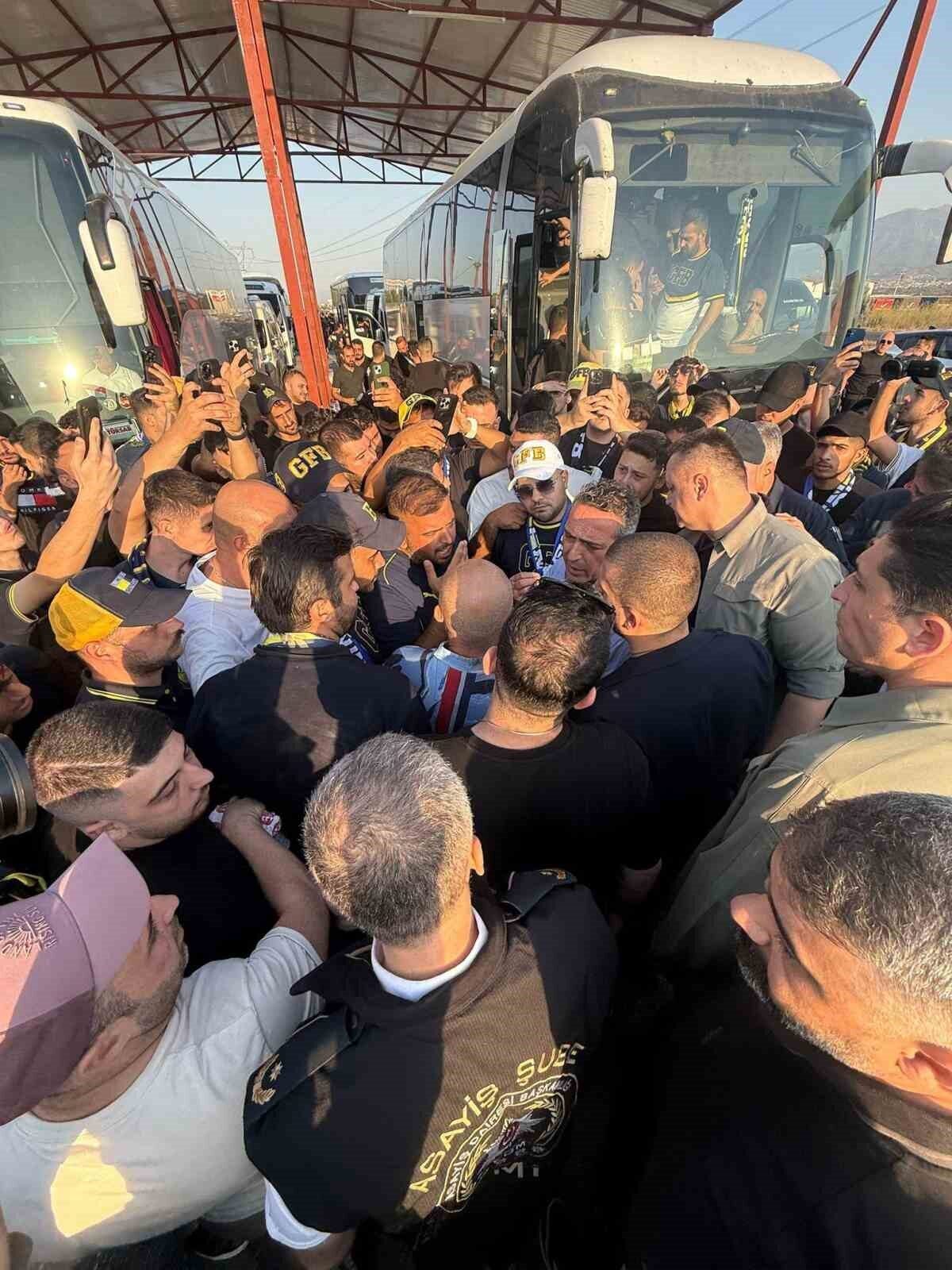 Fenerbahçe Başkanı Ali Koç ve yönetim kurulu üyeleri Göztepe maçı