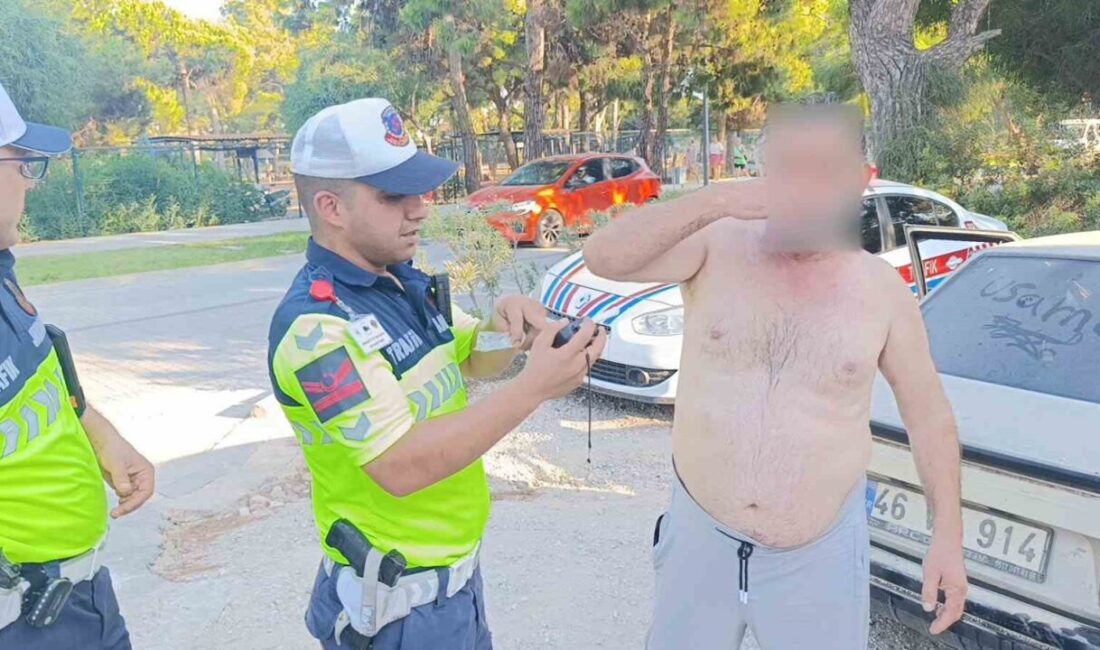 Manavgat’ta gerçekleştirilen alkol uygulamasında, alkollü olduğu tespit edilen sürücü alkolmetreyi