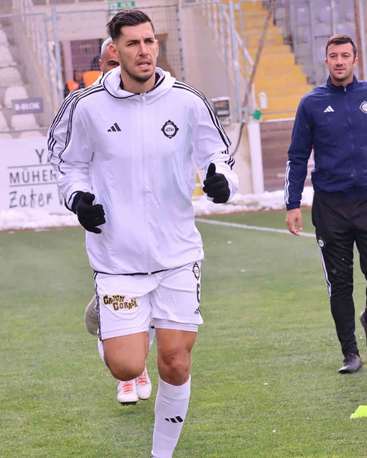 Geçen sezondan sakatlığı devam eden Ceyhun Gülselam’ın tedbir amaçlı Altay’ın