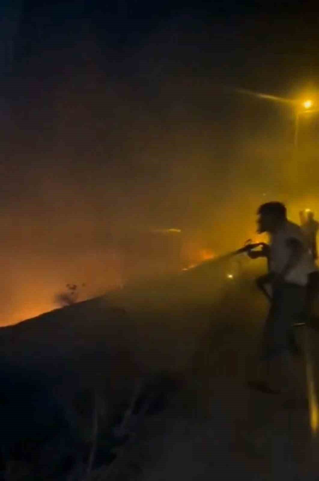 Elazığ’ın Altınçevre köyünde gece çıkan arazi yangını itfaiye ekipleri tarafından