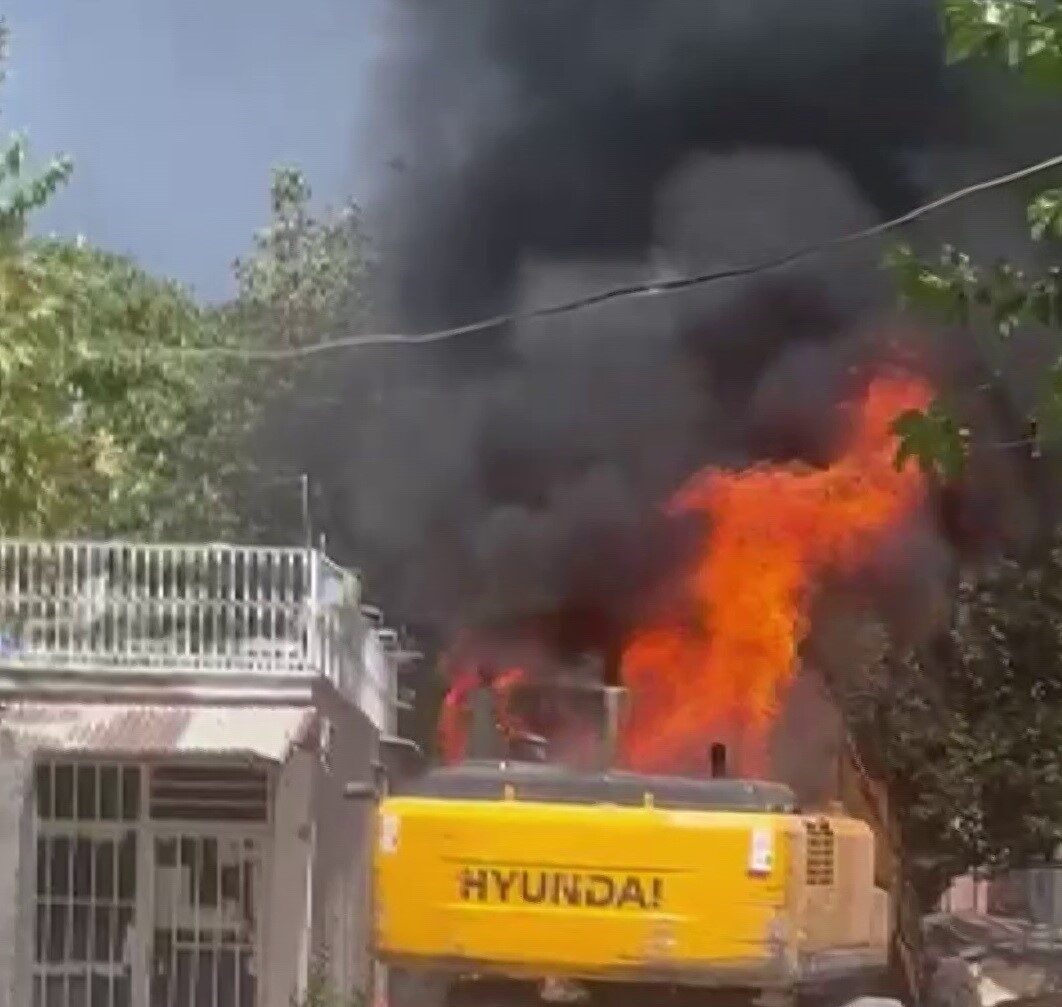 Adıyaman’da bir iş makinesi altyapı çalışması sırasında alev alev yandı.