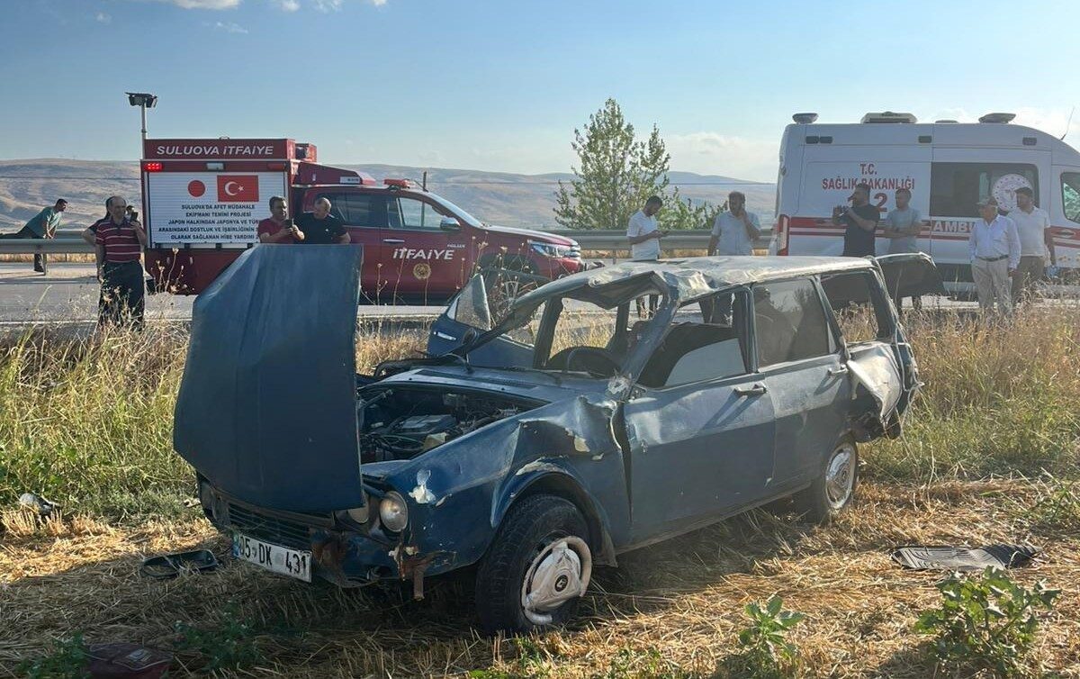Amasya’nın Suluova ilçesinde 2 otomobilin çarpıştığı kazada 5 kişi yaralandı.