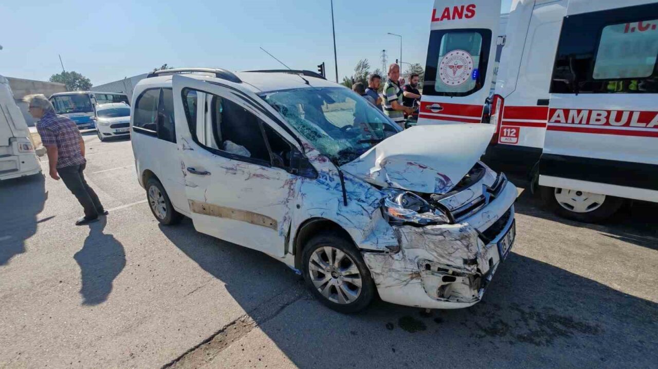 Amasya’da özel halk otobüsü ile hafif ticari aracın çarpıştığı kazada