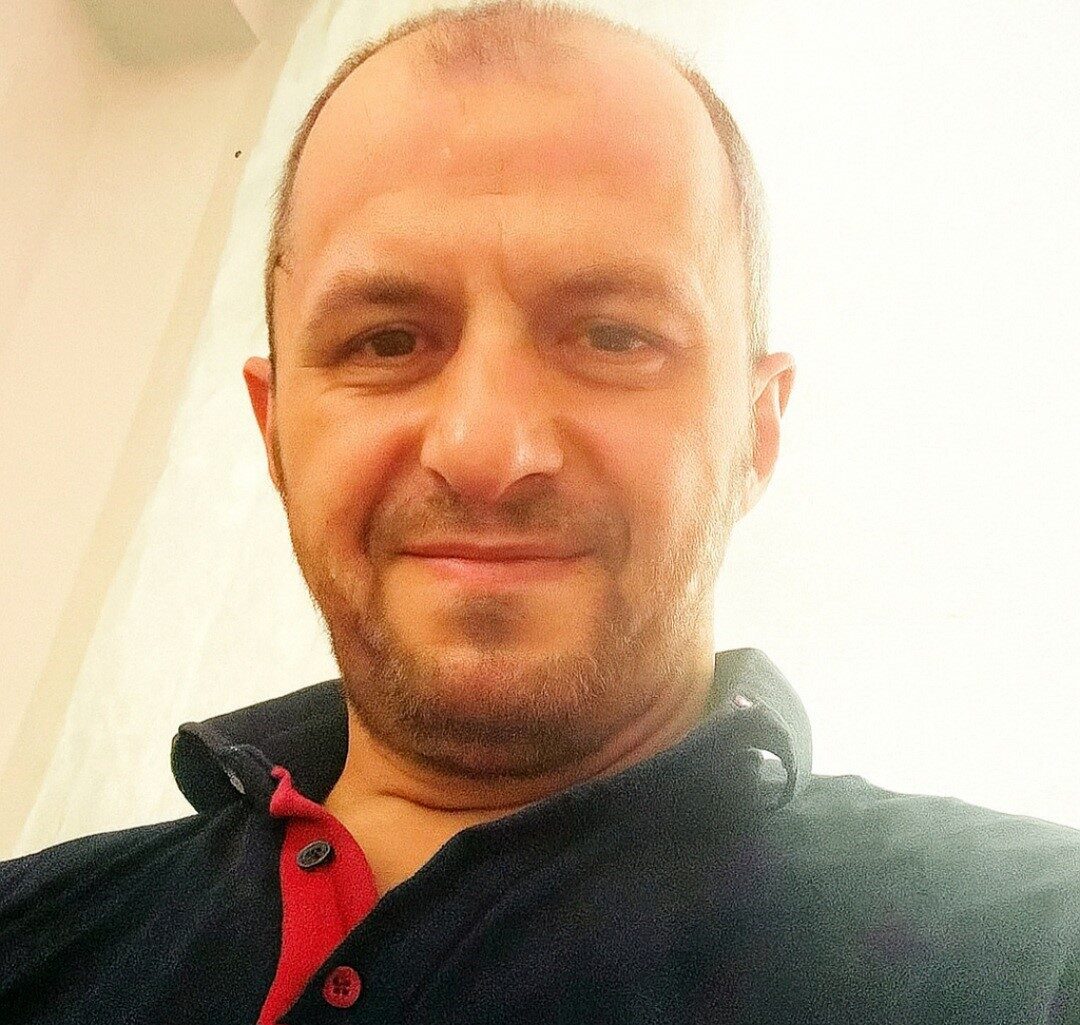 Samsun’da sokak aydınlatma lambasının ampulünü değiştirmek için çıktığı direkten düşen