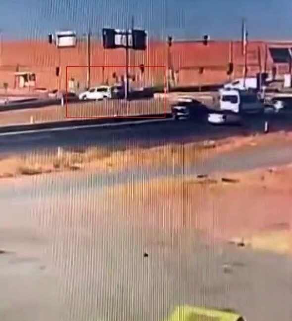 Diyarbakır’da anayoldaki kavşakta ters yönde ilerlemeye çalışan hafif ticari araç