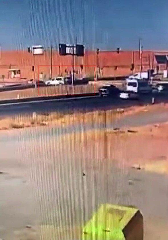 Diyarbakır’da anayoldaki kavşakta ters yönde ilerlemeye çalışan hafif ticari araç