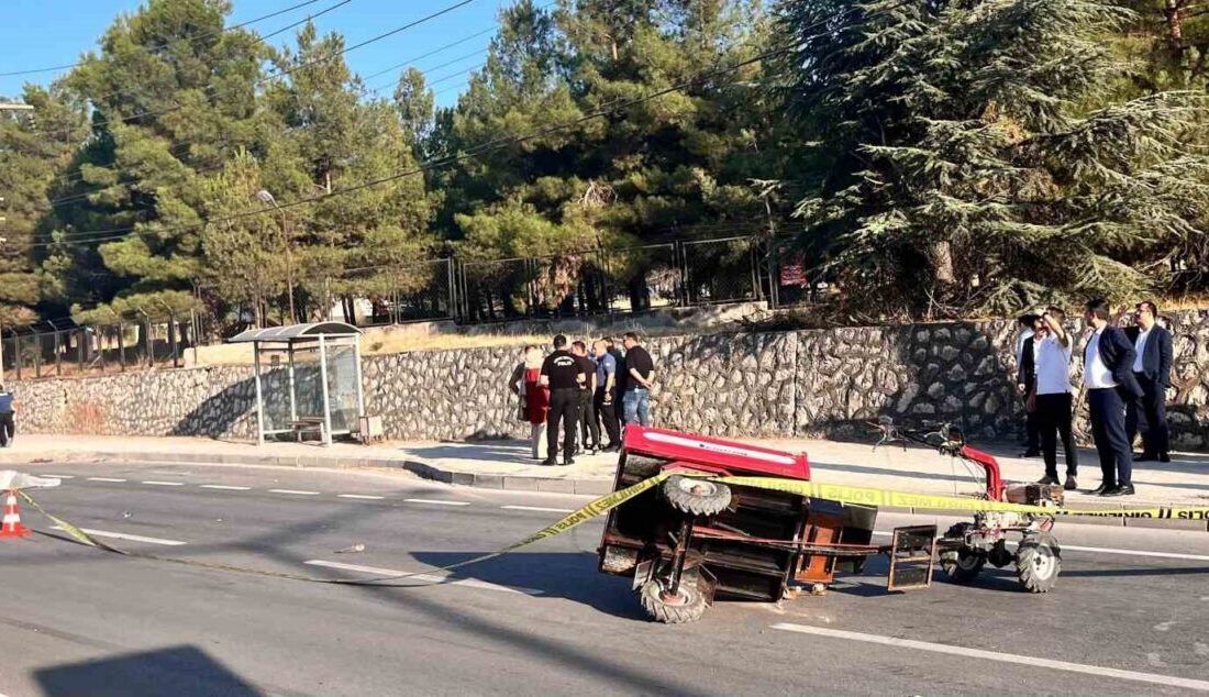 Burdur’da refüjden karşıya geçmek isteyen tarım aracı, otomobilin çarpmasıyla devrildi.