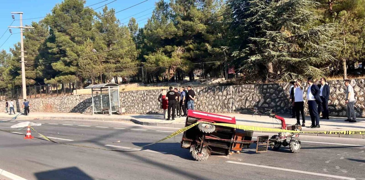 Burdur’da refüjden karşıya geçmek isteyen tarım aracı, otomobilin çarpmasıyla devrildi.