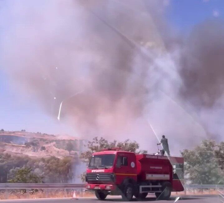 Adıyaman’da, meydana gelen anız yangının bahçeye sıçraması sonucu ağaçlar zarar