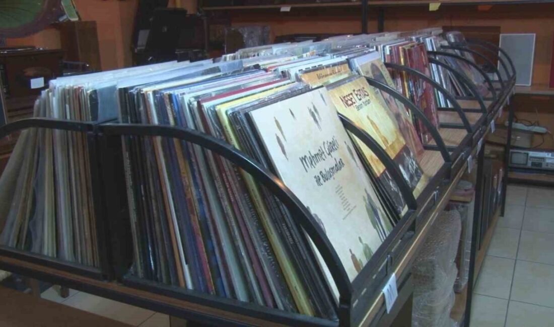 Ankara Kalesi’nde bulunan tematik kafeler, kalenin tarihi dokusuyla karışarak renkli