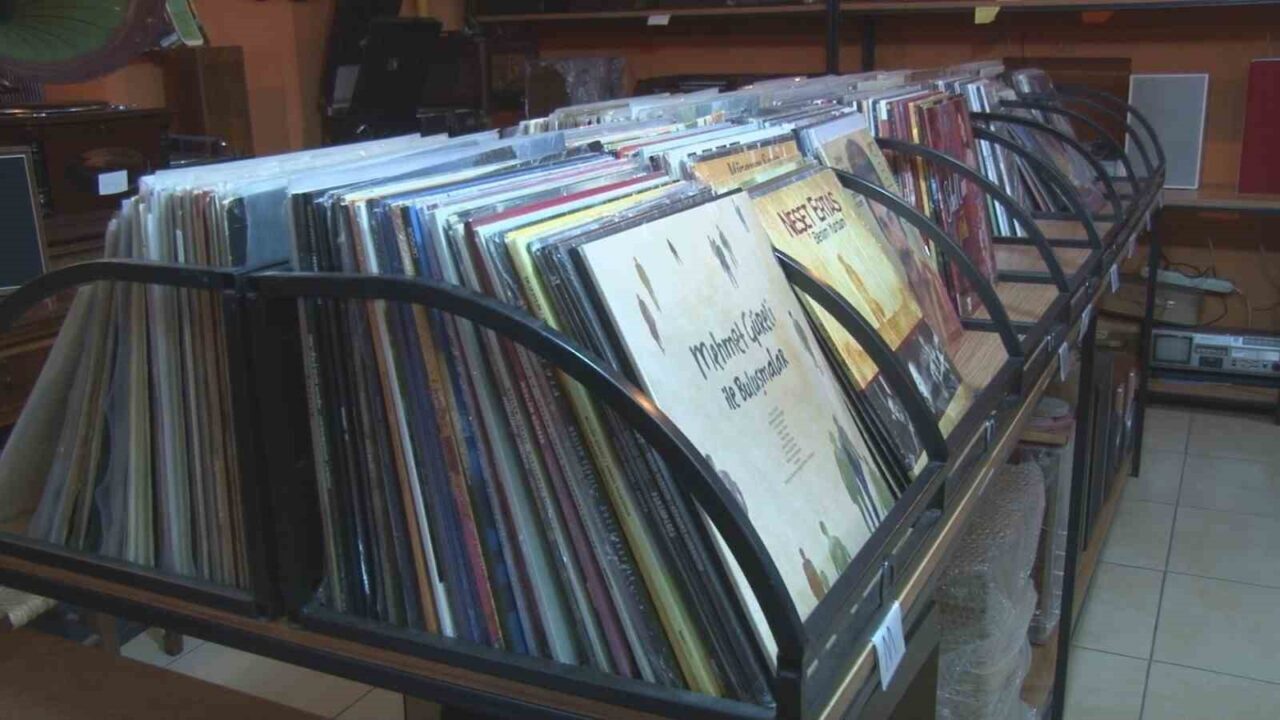 Ankara Kalesi’nde bulunan tematik kafeler, kalenin tarihi dokusuyla karışarak renkli