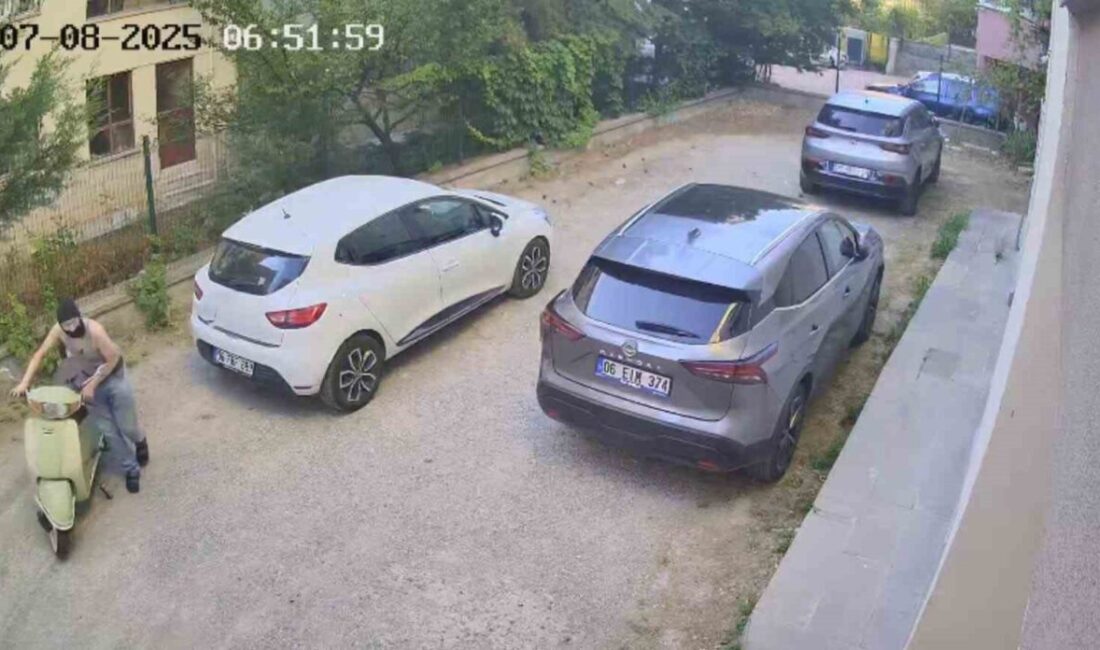 Ankara’nın çankaya ilçesinde kar maskeli bir kişi park halinde kilitli