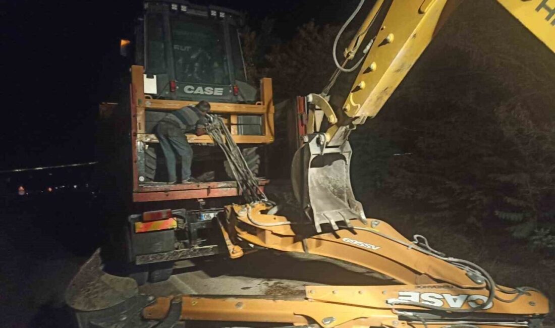 Ankara’nın Nallıhan ilçesinde iş makinesi taşıyan kamyon, kömür taşıma bandına