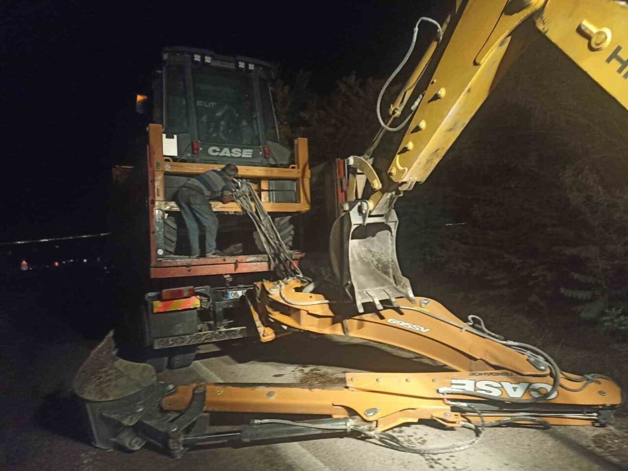 Ankara’nın Nallıhan ilçesinde iş makinesi taşıyan kamyon, kömür taşıma bandına