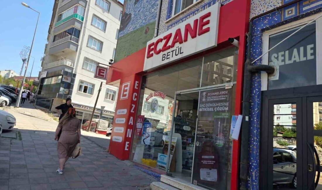 Ankara’da yaptığı kaza sonucu kontrolden çıkan otomobil, eczaneye çarparak durabildi.