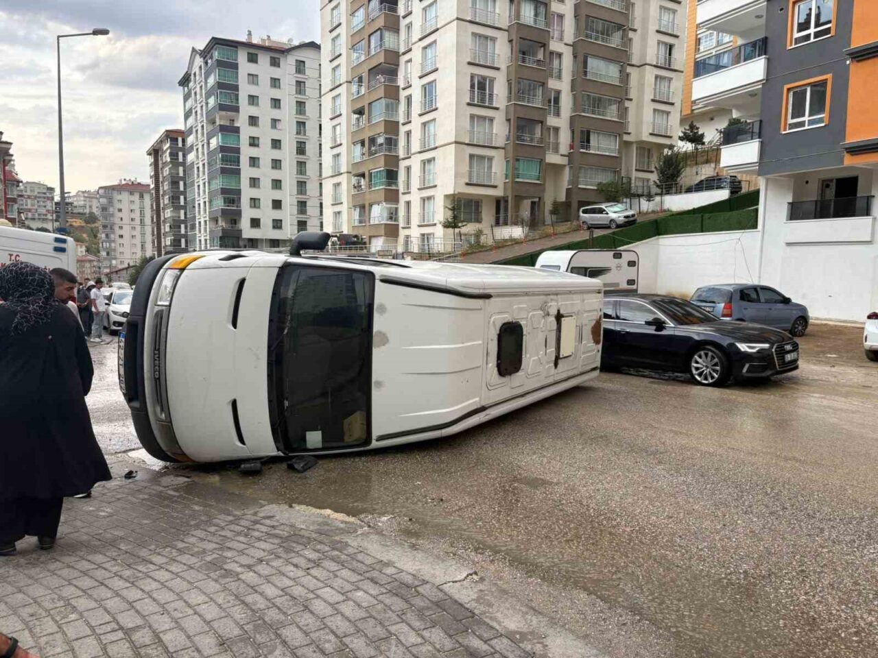 Ankara’nın Mamak ilçesinde yağmur nedeniyle kayganlaşan yolda kontroldan çıkan minibüs,