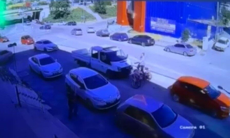 Ankara’nın Mamak ilçesinde motosiklet sürücüsü kontrolünü kaybedip park halindeki araca