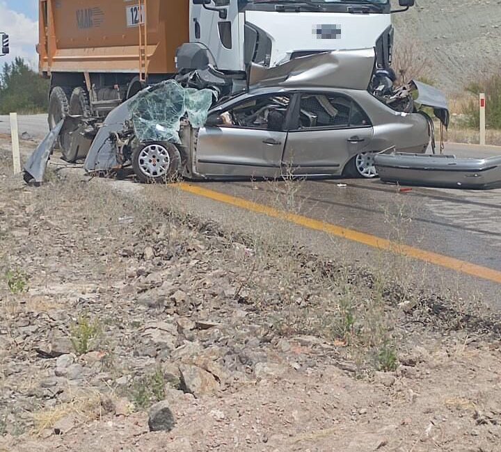 Ankara’da hafriyat kamyonu ile otomobilin çarpıştığı kazada 1 kişi hayatını
