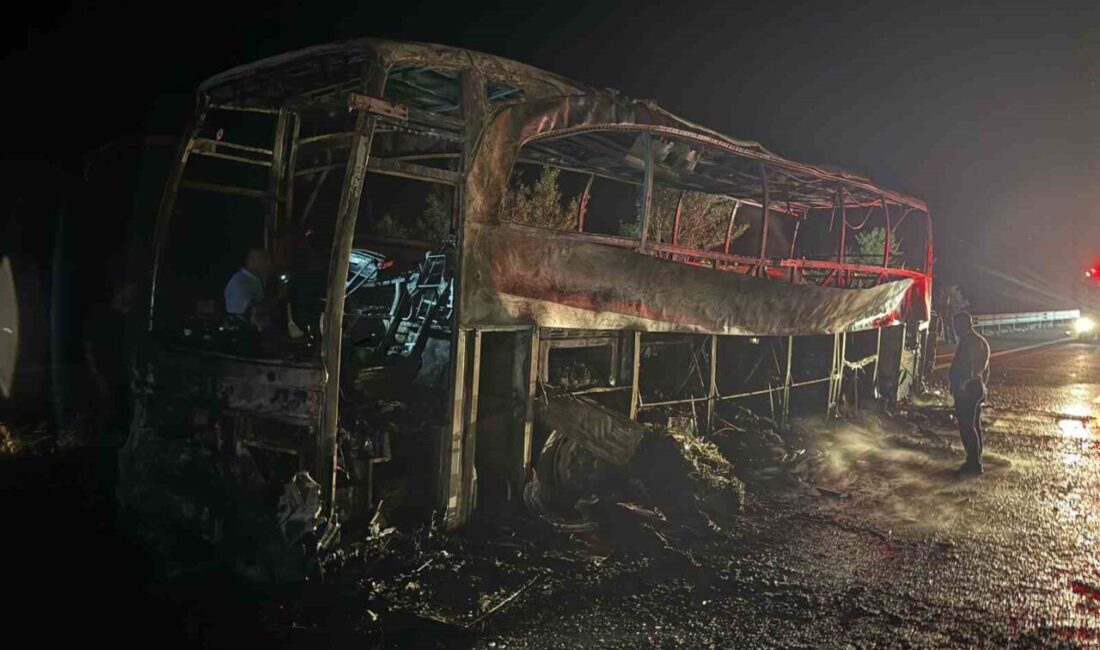 Ankara’nın Kızılcahamam ilçesinde seyir halindeyken yanmaya başlayan yolcu otobüsü kullanılamaz