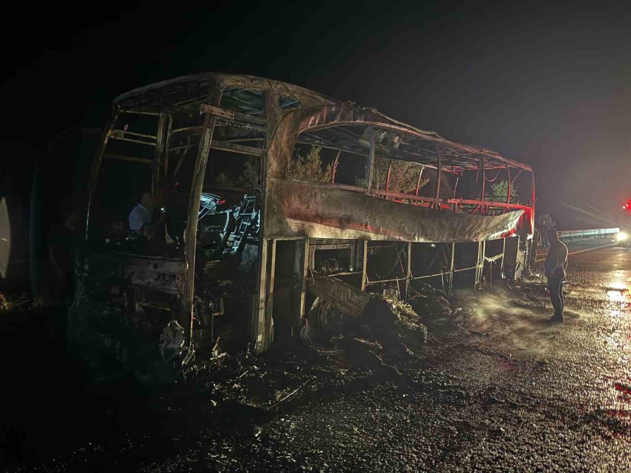 Ankara’nın Kızılcahamam ilçesinde seyir halindeyken yanmaya başlayan yolcu otobüsü kullanılamaz