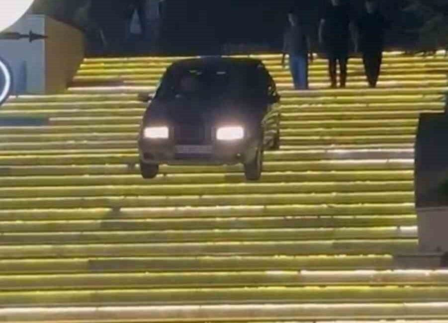 Ankara’da bir sürücü otomobiliyle alışveriş merkezinin merdivenlerden inmeye çalıştı, olay