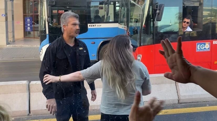 Ankara’da trafikte yaşanan tartışmada otomobil sürücüsü otobüs şoförünün üzerine yürüdü.