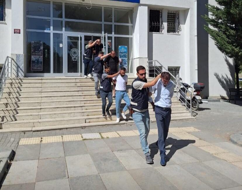 Ankara’nın Polatlı ilçesinde trafikte drift yaptığı iddia edilen şahıslar ile