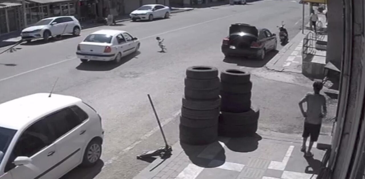 Şanlıurfa’nın Ceylanpınar ilçesinde anne ve babasından kaçan çocuğa otomobil çarptı.