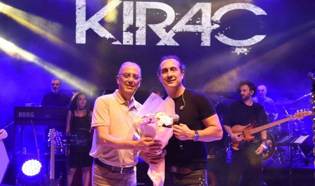 Hatay’da Antakya Belediyesi ev sahipliğinde düzenlenen Kıraç konserinde vatandaşlar unutulmaz