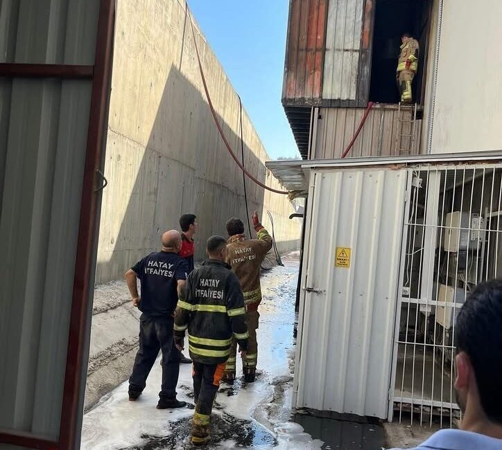 Hatay’ın Antakya ilçesinde mobilyacıların bulunduğu sanayi sitesindeki bir iş yerinde