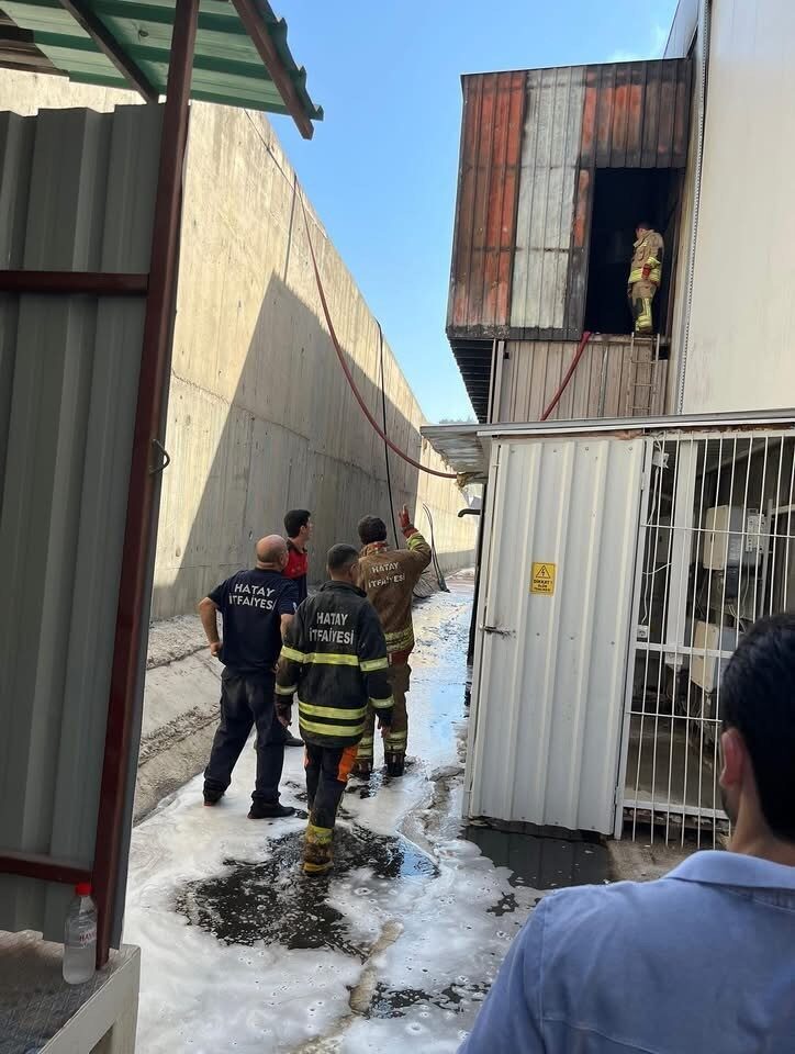 Hatay’ın Antakya ilçesinde mobilyacıların bulunduğu sanayi sitesindeki bir iş yerinde