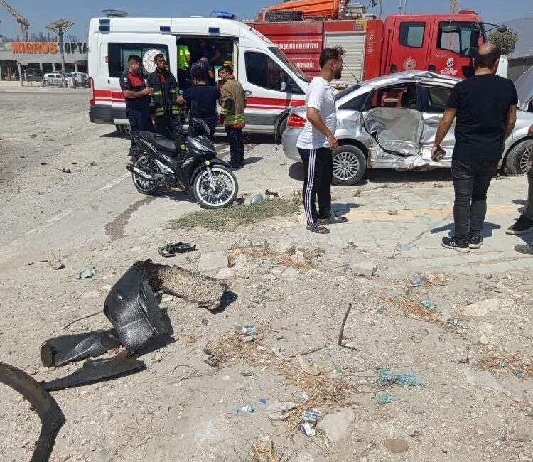 Hatay’da 2 otomobilin çarpışmasıyla yaşanan kazada araç sürücüleri yaralandı. Kaza,