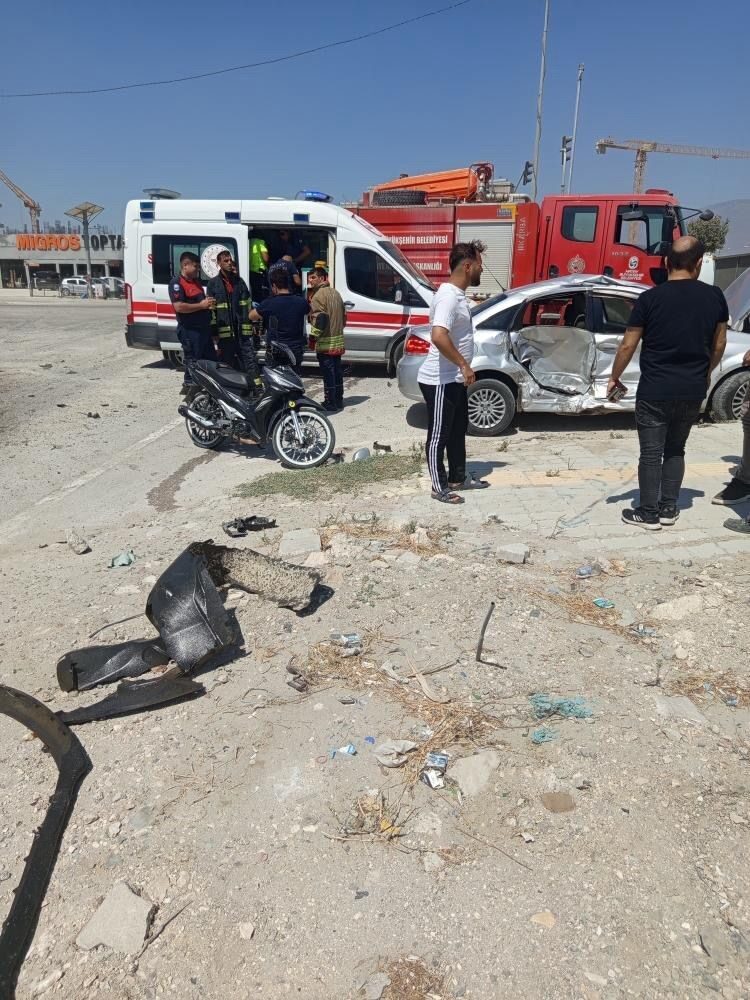 Hatay’da 2 otomobilin çarpışmasıyla yaşanan kazada araç sürücüleri yaralandı. Kaza,